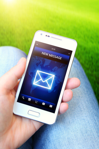 мобильный телефон с сообщением от руки
