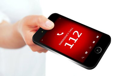 Acil durum numarası 112 ile cep telefonu tutan el