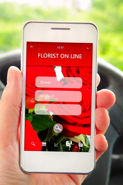 Hand met mobiele telefoon met bloemist aanbod op scherm — Stockfoto