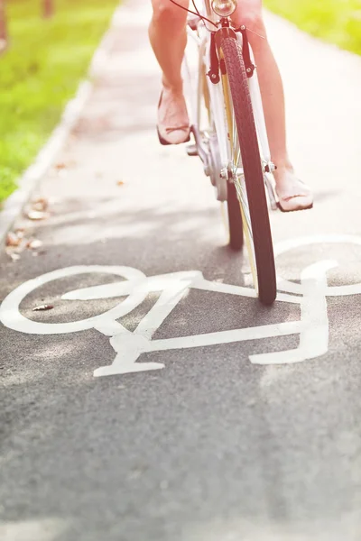 Mujer borrosa montando bicicleta en un carril bici — Foto de Stock