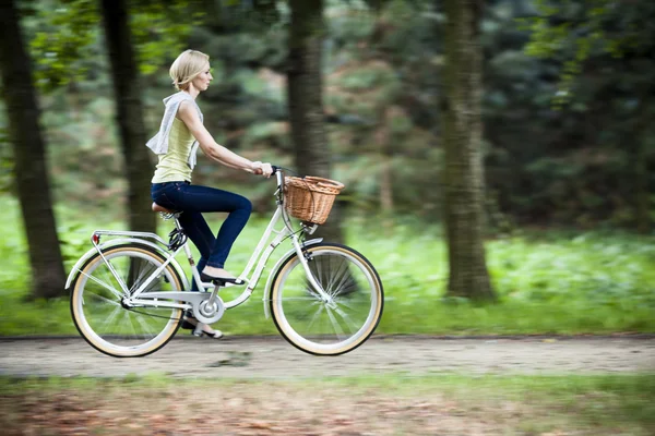 Imagen panorámica de una joven mujer montando bicicleta — Foto de Stock