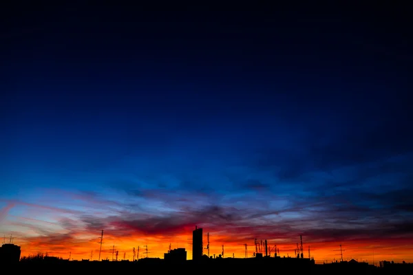 Silhouette einer Stadt im Sonnenuntergang — Stockfoto