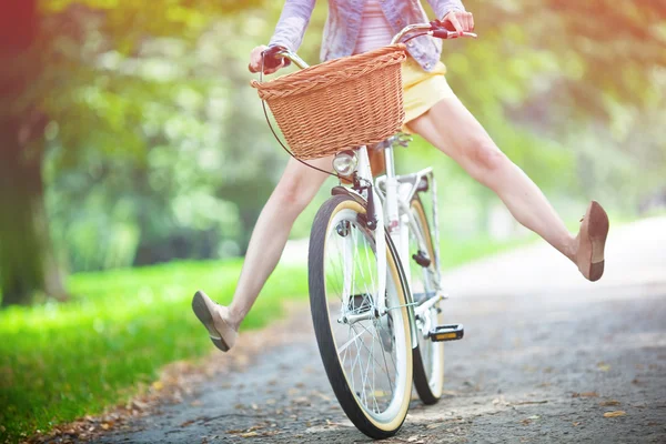 Mujer montando bicicleta — Foto de Stock