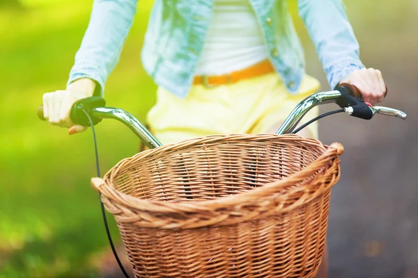 Fahrrad mit Weidenkorb — Stockfoto