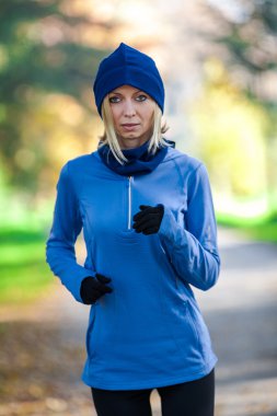 kadın atlet sonbahar ormanda çalışan