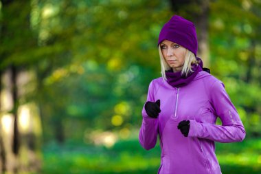 kadın atlet sonbahar ormanda çalışan
