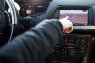 modern otomobil dashboard ile gps