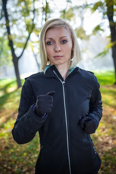 Woman runner running in autumn forest — Stock Photo, Image