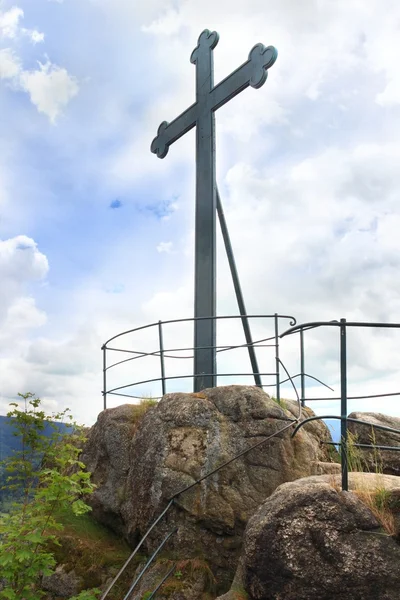 Cross in mountains — Stock Photo, Image