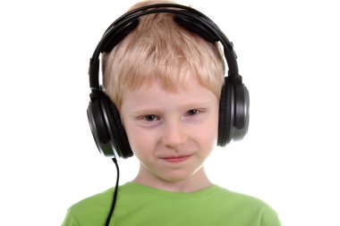 Çocuk kulaklık ile müzik dinlemek