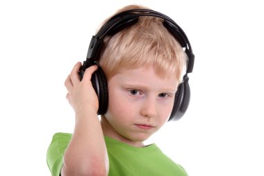 Çocuk kulaklık ile müzik dinlemek