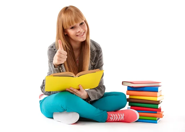 Retrato de linda chica con libro de texto en las manos mirando aislado sobre fondo blanco — Foto de Stock