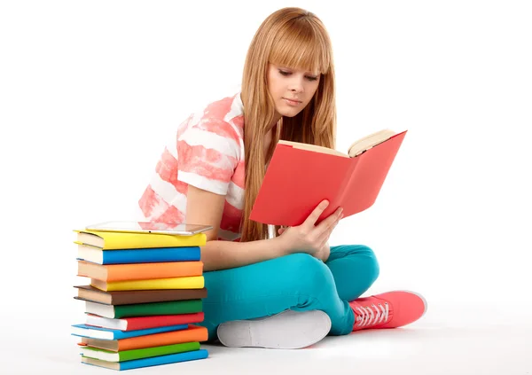 Retrato de linda chica con libro de texto en las manos mirando aislado sobre fondo blanco — Foto de Stock