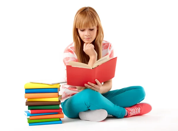 Retrato de menina bonito com livro didático em mãos olhando Isolado no fundo branco — Fotografia de Stock