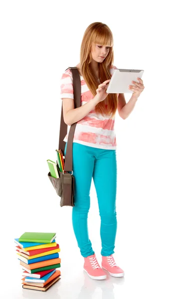 Retrato de linda chica con libro de texto en las manos mirando aislado sobre fondo blanco — Foto de Stock