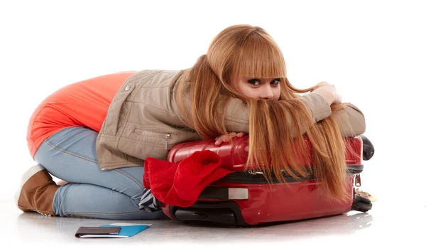 Молодая девушка с чемоданом на белом — стоковое фото
