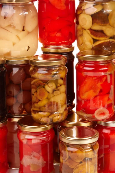 Verduras conservadas sobre fondo blanco — Foto de Stock