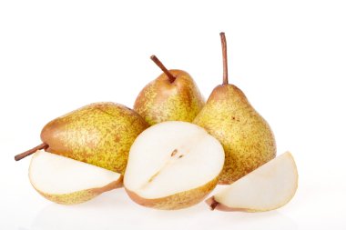 Beyaz bir arka planda olgun armut