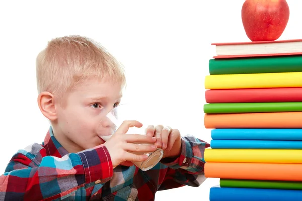 Kleiner Junge trinkt Milch auf weißem Hintergrund. — Stockfoto