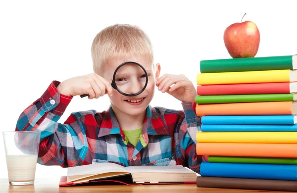 Niño mirando a través de una lupa — Foto de Stock