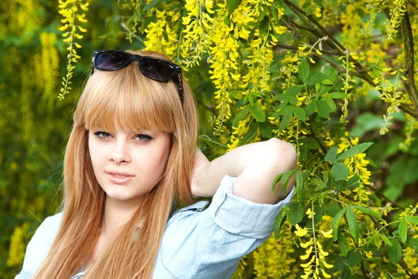 Jonge vrouw in een stad — Stockfoto