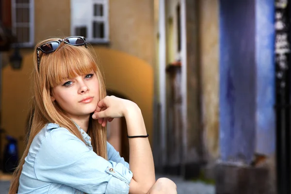 Jonge vrouw in een stad — Stockfoto