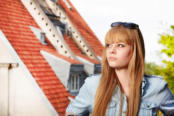 Jonge vrouw in een stad — Stockfoto