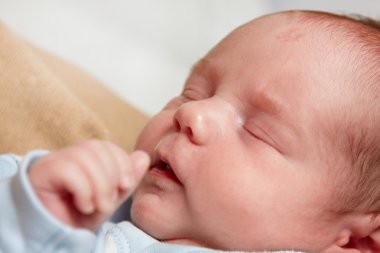 Yeni doğan küçük oğlu