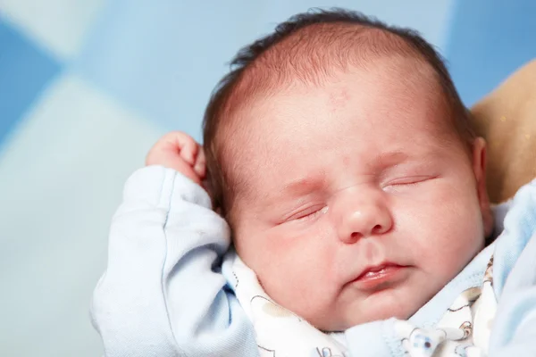 Kleine pasgeboren babyjongen — Stockfoto