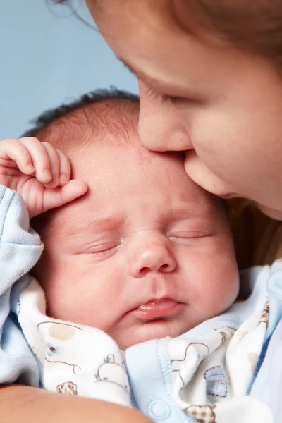 Kleine pasgeboren babyjongen — Stockfoto