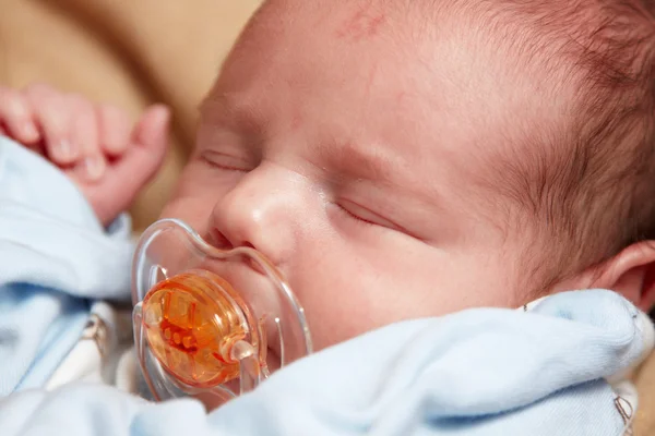 Kleine pasgeboren babyjongen — Stockfoto