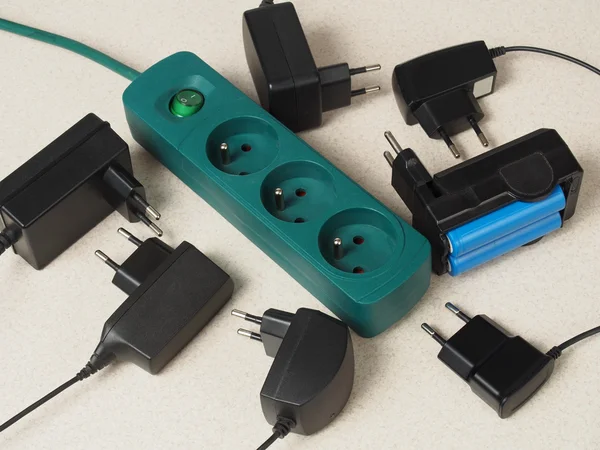 Batterij-opladers en verlengsnoer — Stockfoto