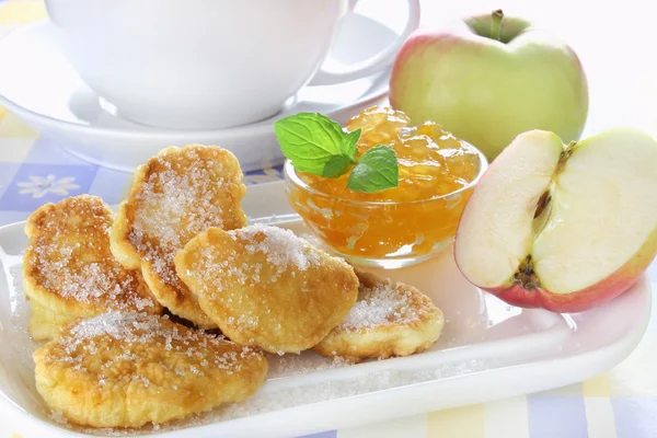 Palacsinta tésztában sült alma — Stock Fotó