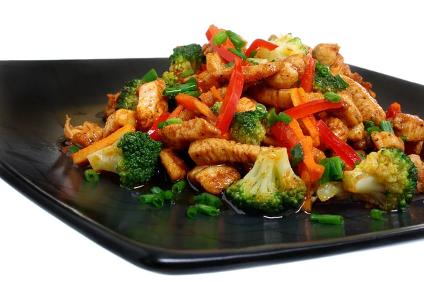 Smažené kuře s brokolicí, mrkví a paprikou — Stock fotografie