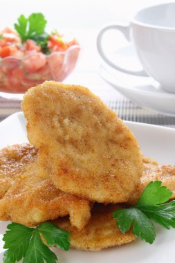 ekmekli ve kızarmış tavuk göğsü