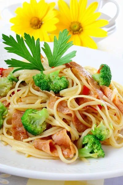 Pasta med skinka och broccoli — Stockfoto