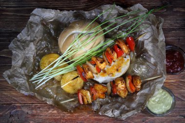 tavuk şiş ile ekmek rulo