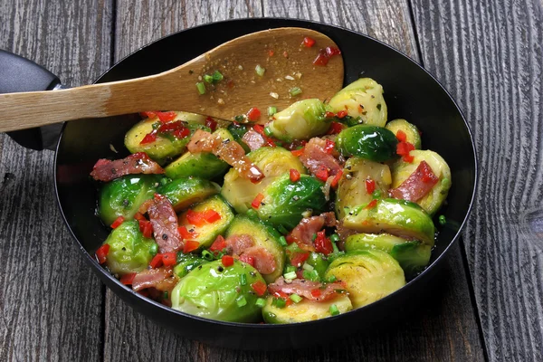 Brotes de Bruselas con tocino — Foto de Stock