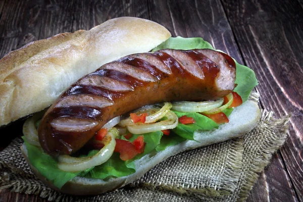 Salsicha frita com pão, alface, cebola e páprica — Fotografia de Stock