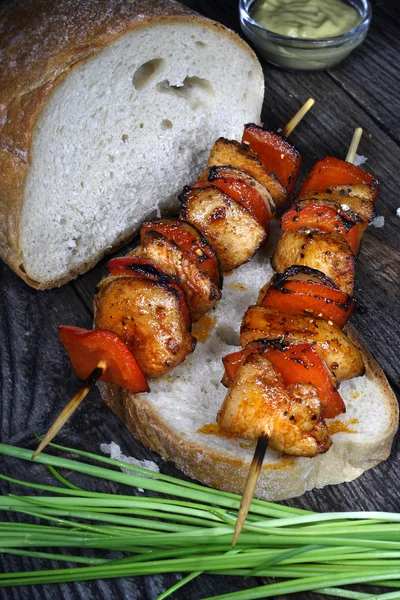Chicken skewers with bread — Stock Photo, Image