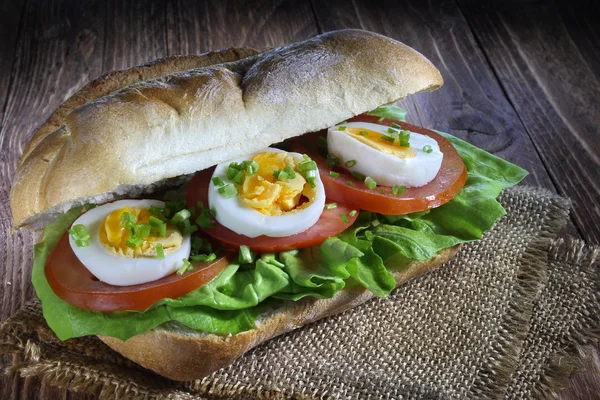 Sandwich con huevo, tomate y lechuga —  Fotos de Stock