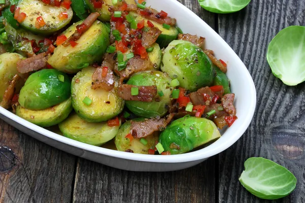 Spruiten met spek, uien en paprika — Stockfoto