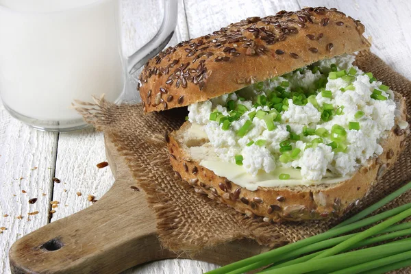 Sanduíche com queijo cottage e cebolinha — Fotografia de Stock