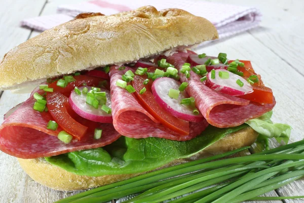 Sandwich con salami, tomate, lechuga y rábano —  Fotos de Stock