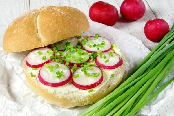 Sandwich with butter, radish and chives — Stock Photo, Image