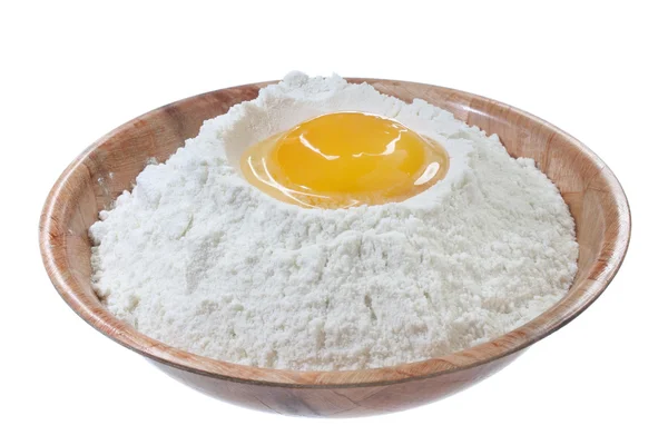 Яйце і борошно ізольовані на білому тлі — стокове фото