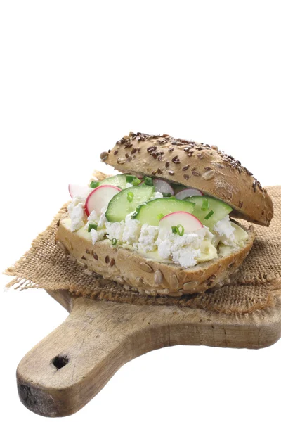 Sandwich con requesón, pepino y rábano — Foto de Stock