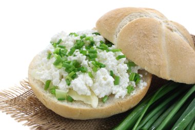 süzme peynir ve chives ile sandviç