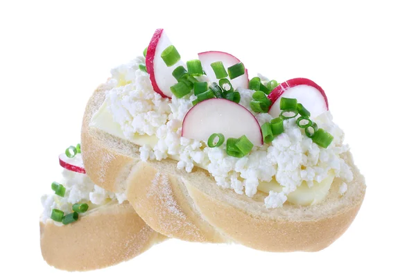Smörgås med keso och rädisa — Stockfoto
