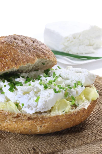 Sandwich with cottage cheese and chives — Stock Photo, Image